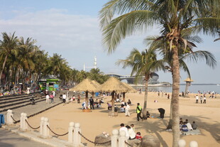 湛江热闹的海滨沙滩休闲场景