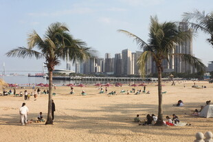 湛江海滨沙滩上的休闲美好时光