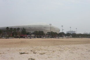 湛江沙滩上远眺体育场景观