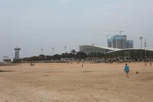 湛江海滨沙滩上的休闲场景