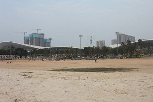 湛江城市旁的开阔沙滩景象