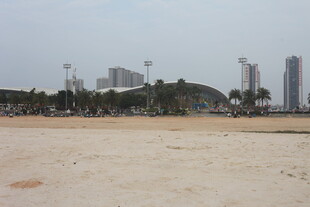 湛江沙滩远眺城市建筑群