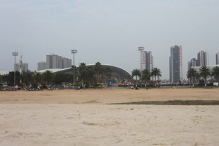 湛江城市边的沙滩风光