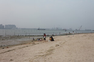 湛江海边沙滩上的休闲时光