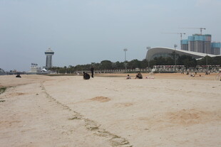 湛江沙滩上的休闲场景