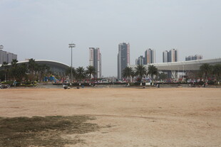 湛江城市空旷场地与远处高楼