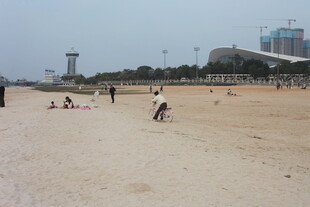 湛江沙滩上的休闲时光