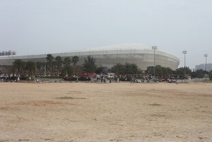 湛江户外大型建筑前的开阔场地