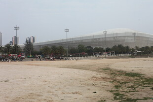 湛江体育场外的开阔场地