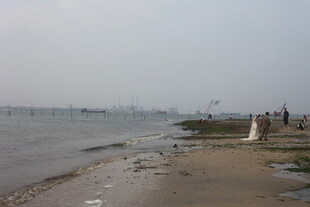 湛江海边沙滩上的悠闲人群