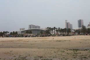 湛江城市边的开阔沙滩景观