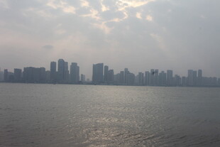 湛江城市江畔天际线风景