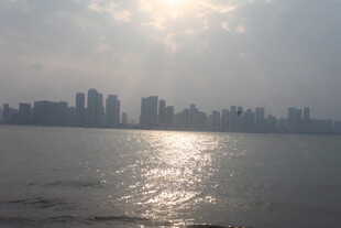 湛江城市江畔的阳光闪耀美景