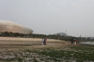 湛江户外建筑旁的休闲场景