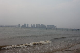 湛江海滨城市景观 海浪拍岸