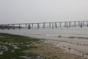 湛江海边长桥延伸至远方