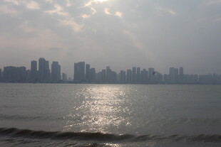 湛江城市江畔的阳光波光美景