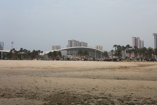 湛江沙滩边的城市景观