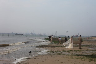 湛江海边渔民撒网捕鱼场景