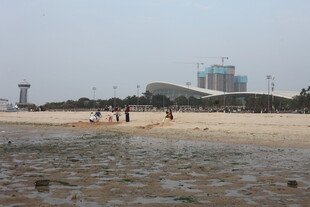 湛江海滨沙滩上的悠闲人群