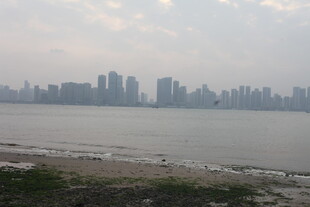 湛江江边城市天际线景观