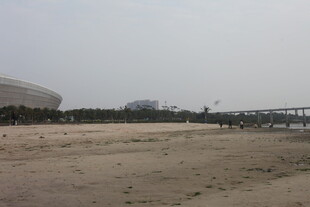 湛江空旷场地与远处建筑景观