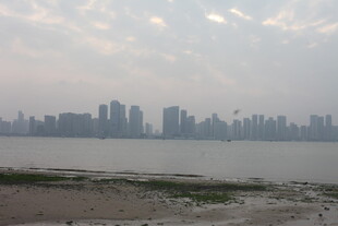 湛江城市天际线与水边景致