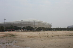 湛江空旷场地旁的大型体育场