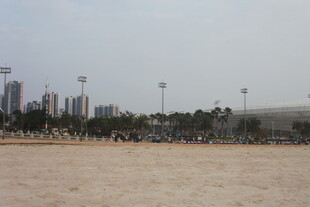 湛江城市边的开阔沙滩景观