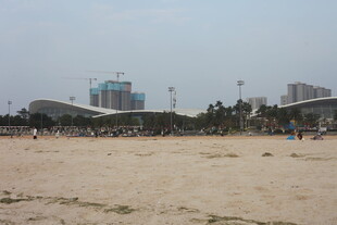 湛江城市边的沙滩休闲场景