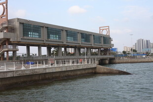 河畔现代建筑景观