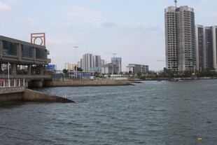 城市河畔的现代建筑景观