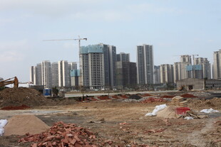 城市建设中 新楼与工地