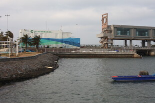 河畔小船与远处建筑景观
