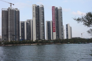 河畔林立的现代高层住宅
