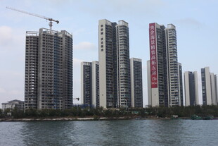 河畔高楼林立的城市景观
