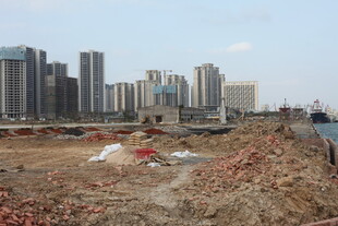 城市荒地待开发景象