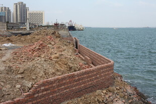 海边砖砌护岸工程场景