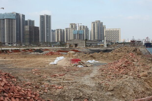 城市建设中的荒地场景