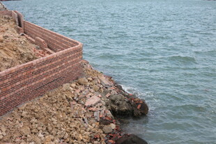 海边砖砌护岸景观