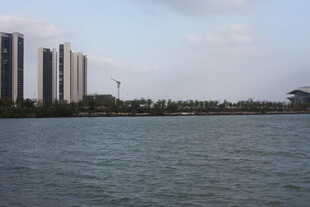 湖畔高楼景观