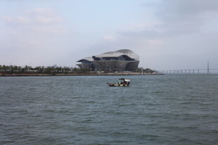 海上建筑与小船景观