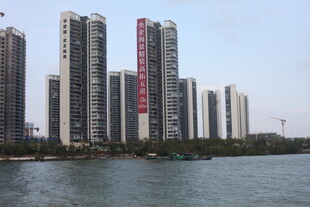 河畔林立的现代高层住宅