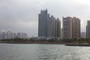 城市河畔高楼景观
