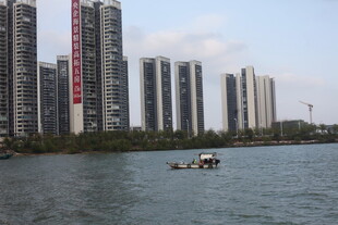 湖畔高楼与泛舟景象