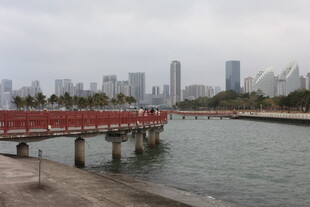 海滨城市红色栈桥风景