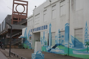街道旁绘有壁画的白色建筑