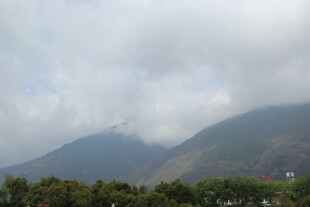 云雾缭绕的山峦景色
