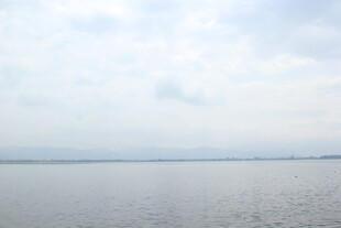 广阔湖面与天空的宁静景象