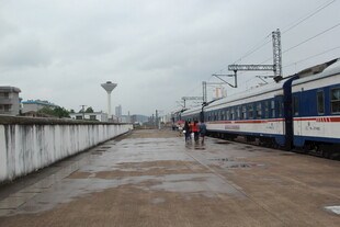 雨中站台的列车
